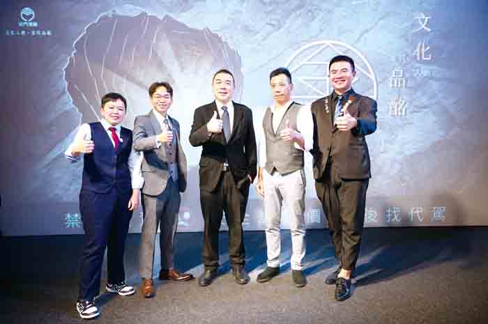 KK Bar金酒吧,金酒公司營業副總經理黃海山(中)與Nick Wu吳盈憲與三位冠軍學生合影。(金門酒廠提供)