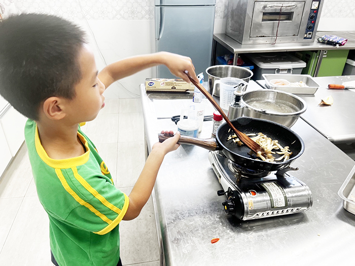 金門家扶中心為受扶助兒童規劃烹飪料理的實用學習課程。（家扶中心提供）