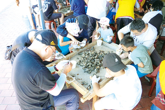 首場農遊金門「石蚵半日巡禮」,帶領民眾剝蚵。(農試所提供)