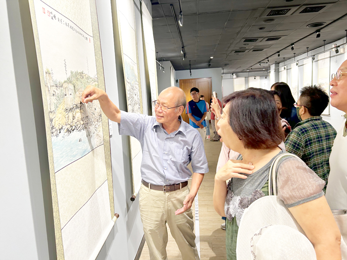 楊誠國透過碉堡畫作訴說著金門土地的艱辛歲月。(許加泰攝)