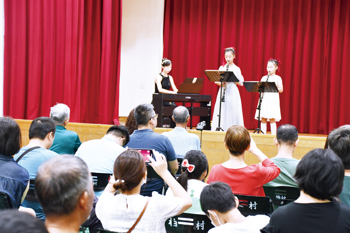 柏村國小「悠遊樂海憶卡通」豎笛音樂會昨登場，教育處長孫麗琪和貴賓、親師生一同聆賞夏日午后音樂饗宴。（楊水詠攝）