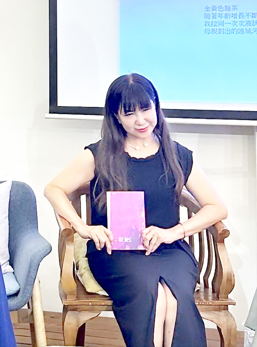 台北聯合文學出版詩人、畫家王婷《甜秘密》。(愛羅攝影/聯合文學提供)