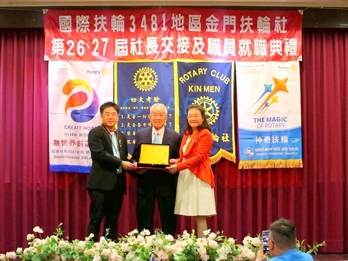 金門扶輪社舉行社長交接及社員就職典禮:交接儀式,洪瑛鈞(左)接任新任社長。(金門扶輪社提供)
