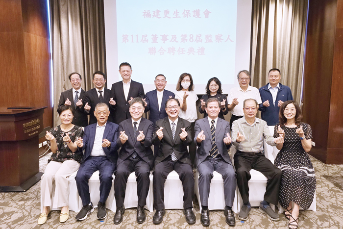 法務部鄭銘謙部長抵金視導所屬機關,並蒞臨福建更生保護會議頒發董事監察人聘書,與大家開心合影。(金門高分檢署提供)