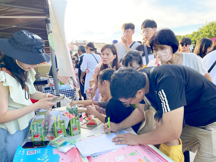 今年西瓜節，新前墩社區首次攜手以力科技推出「西瓜串連BAR」線上找西瓜活動，透過線上、線下體驗方式，增加互動性。活動日前進行線上活動抽獎，自1143位符合抽獎資格者中抽出幸運兒，獲獎名單已公告於新前墩社區FB粉專。（以力科技提供）