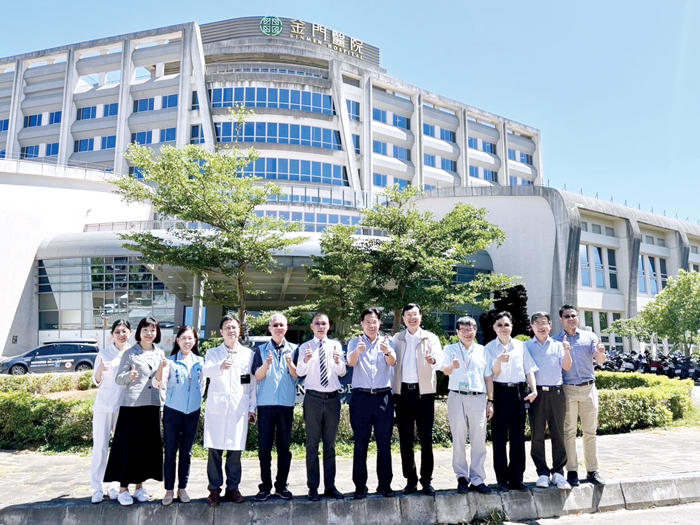 衛福部醫福會林慶豐執行長與王裕煒副執行長等人率團視察金門醫院。(議員蔡其雍辦公室提供)