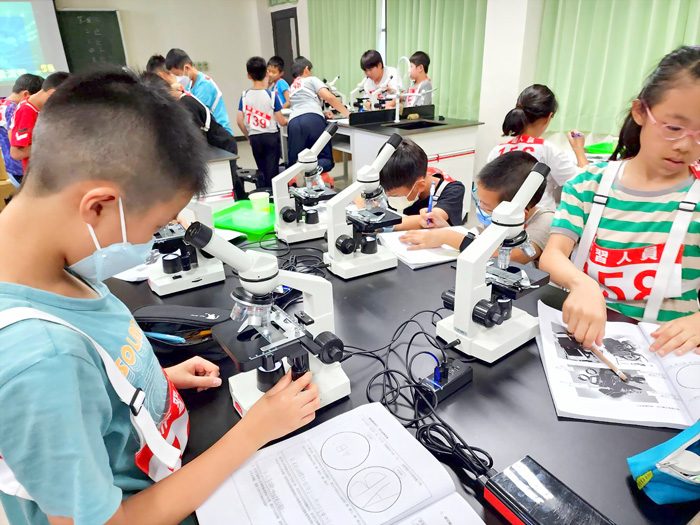 參加的學生細心觀察，開心做實驗。（許峻魁攝）