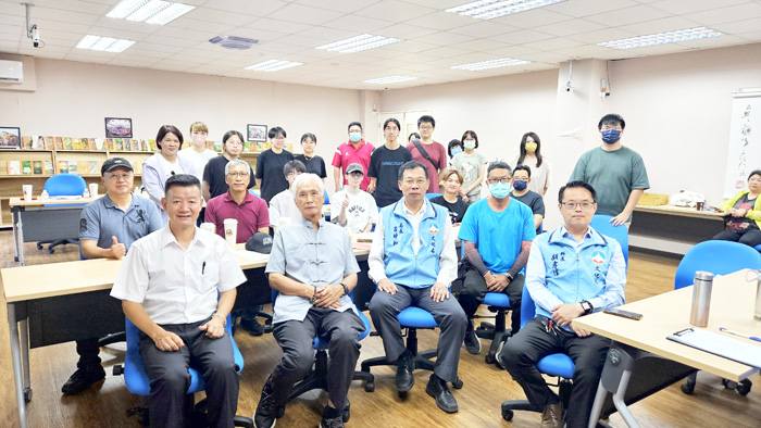金門歷史民俗博物館典藏實務與應用工作坊16日在文化園區管理所舉行,國立臺灣師範大學教授江柏煒及金門文化獎得主、文史專家黃振良老師到場分享。(國立臺灣師範大學提供)
