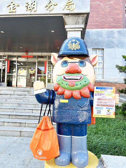 金湖分局湖哥、沙姐開箱「緊急避難包」,呼籲居安思危。(湖警提供)