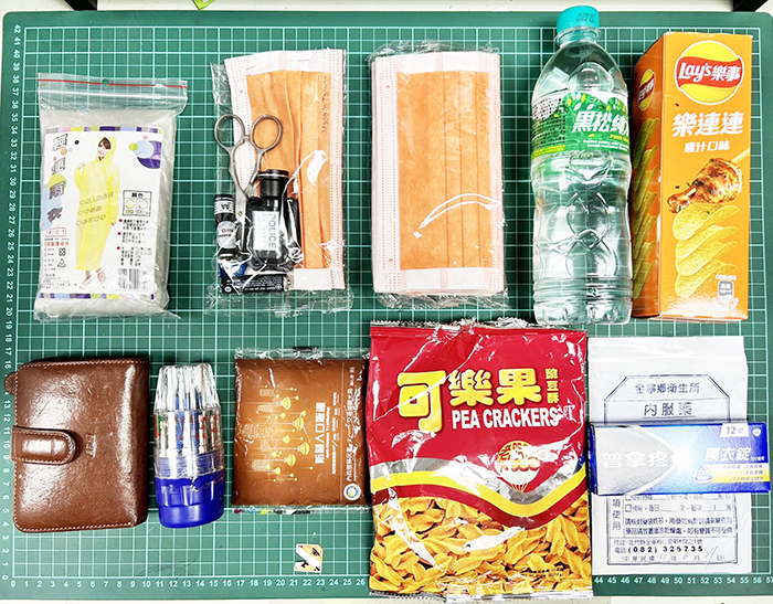 金湖分局湖哥、沙姐開箱「緊急避難包」,呼籲居安思危。(湖警提供)