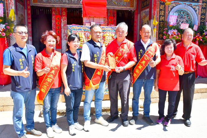 縣議員張雲量、王國代等人參香祝賀。(楊水詠攝)
