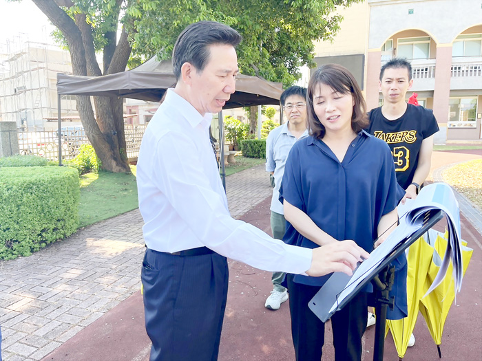 陳福海縣長親訪湖埔國小,討論如何優化「國小部綜合大樓暨活動中心改建工程」,並強調教育工程要有溫度,要把孩子們的需求視為優先考量。(高凡淳攝)