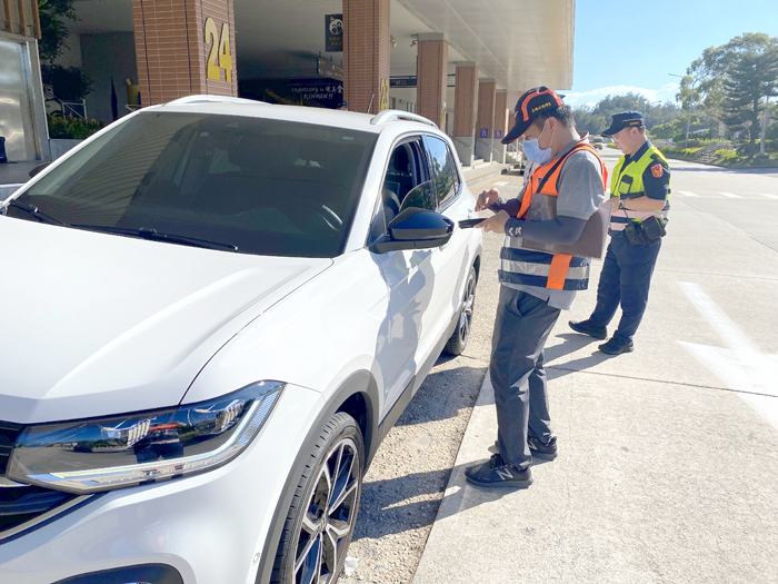 監理站聯合警察加強稽查白牌車及計程車違規。(監理站提供)