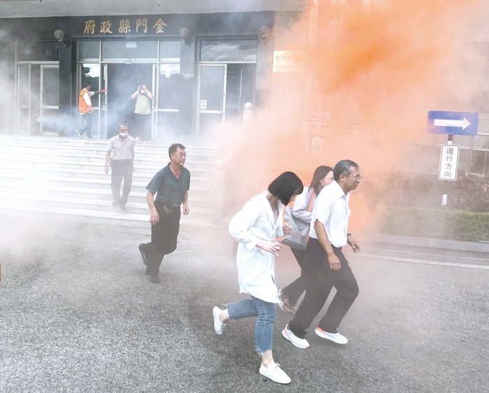 金門地區實施萬安47號演習，演習指揮官王登緯等人視導防情傳遞、警報系統發放及縣府消防局戰災搶救演練情形。（莊煥寧攝）