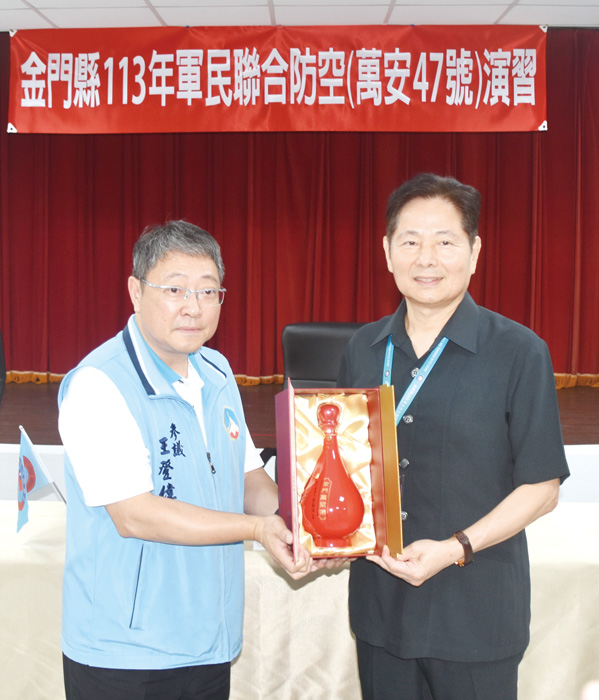 演習結束，王登緯代表縣長陳福海致贈紀念品。（莊煥寧攝）