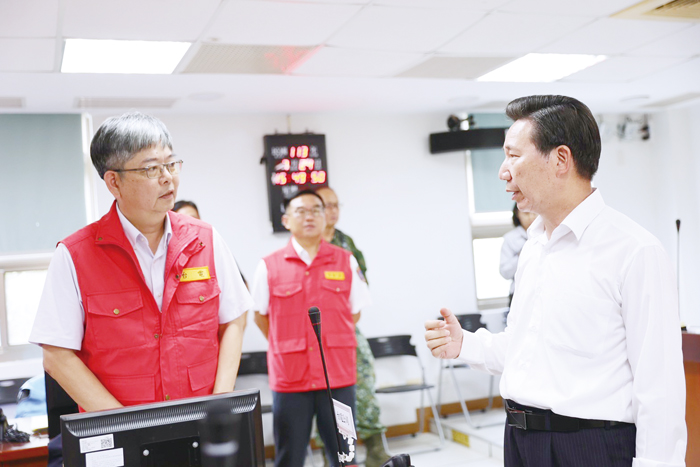 縣長陳福海主持凱米颱風災害應變中心一級開設工作會報，督促各防災單位持續嚴陣以待，做好防災與救災工作，共同守護金門家園。（縣府提供）