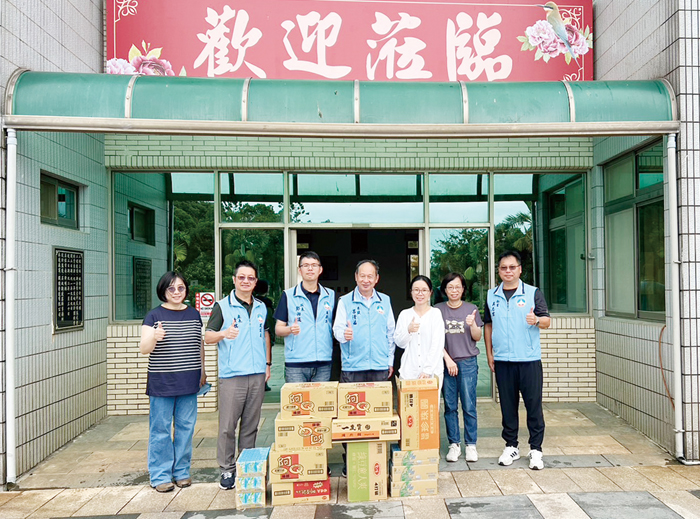 縣府參議呂清福和秘書吳志偉等人代表縣長陳福海前往養護工程所與林務所視察整備情況。(林務所提供)