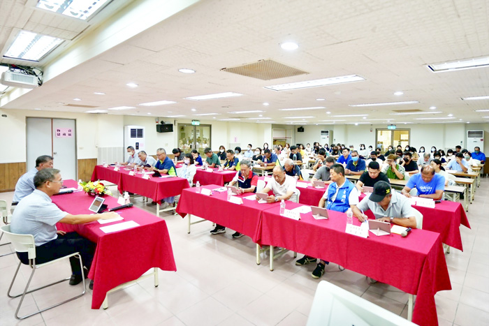 金湖鎮公所召開一一三年度年中工作檢討會，由金湖鎮長陳文顧主持會議。（金湖鎮公所提供）