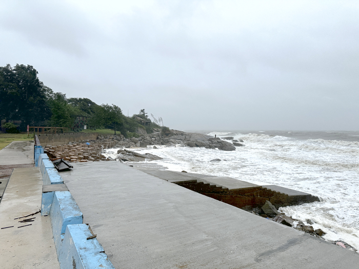 成功海灘昨日出現明顯長浪。（陳冠霖攝）