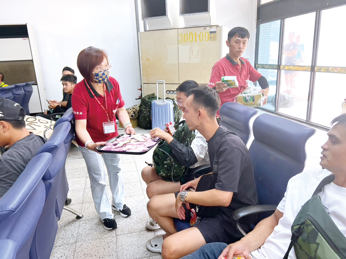 颱風滯留乘客守候軍機場 聖祖發送食品慰旅人