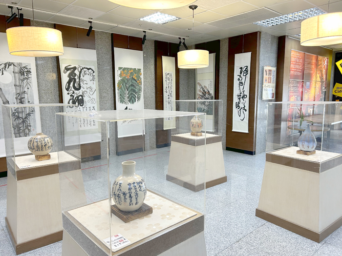 「謝華東書畫陶展」在尚義機場藝文走廊展出書畫和陶藝作品。（高凡淳攝）