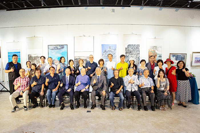 「山海相連 離島發聲」藝術家聯展開幕式，出席的貴賓與參展藝術家們合影。
（大媒體新聞網提供）