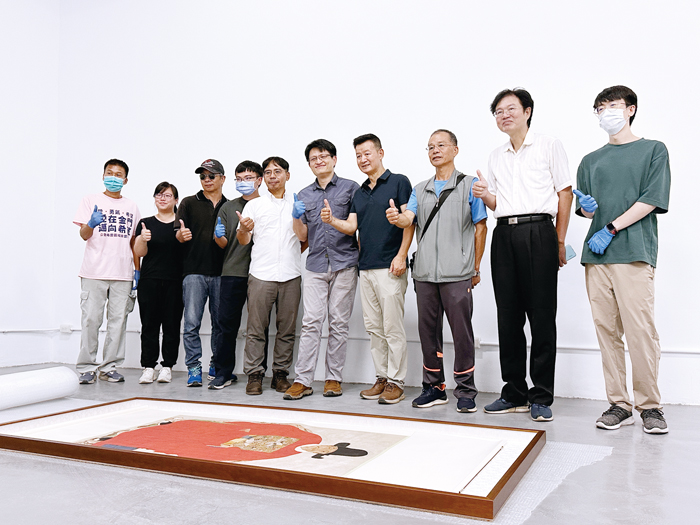 金門縣首件國家指定的重要古物—蔡復一畫像,在文化局、文管所所長盧根陣、蔡厝西堡蔡氏宗親會代表等參與下,由專家進行現勘等實務操作,讓原件休養,以永續重要古物保存。(文化園區管理所提供)