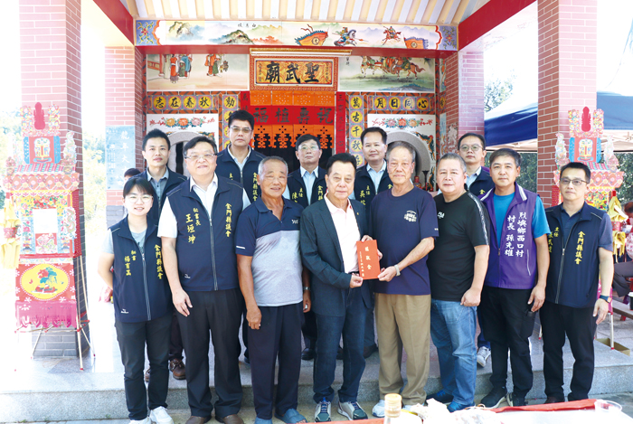 議長洪允典偕議會團隊前往湖井頭聖武廟上香祈福。（議會提供）