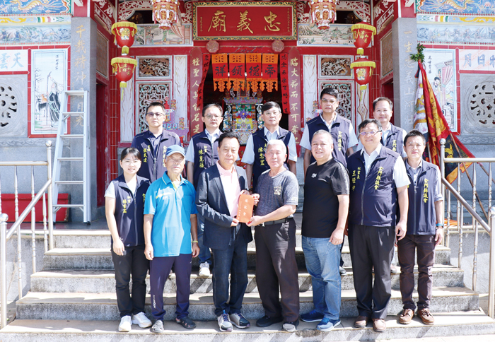 議長洪允典偕議會團隊前往烈嶼鄉湖下忠義廟上香祈福。（議會提供）