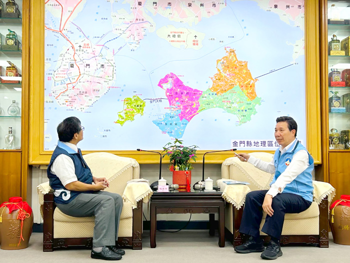 中央氣象署署長程家平(左)拜會金門縣長陳福海,向陳縣長說明中央即將在金門建置觀雨雷達及觀霧雷達。(觀光處提供)