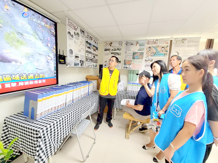 衛福部113年度金卓越社區選拔工作小組，由衛福部專門委員黃淑惠率領選拔委員一行，前往金寧鄉榜林社區發展協會及古寧頭社區發展協會實施現地考評並合照。（縣府社會處提供）