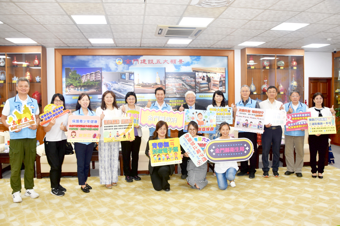 出席的貴賓合照並為國民健康署推動的各項業務宣導。　（莊煥寧攝）