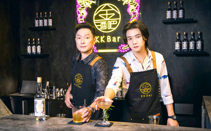 KK Bar金酒吧父親節活動邀請謝祖武、謝展榮父子檔擔任一日雙店長。
（金門酒廠提供）