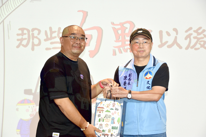 最火紅的作家大師兄林品睿昨(3)日在金門大學演講,受到金門縣文化局副局長陳榮昌及報名參加的讀者大眾歡迎。(李增汪攝)