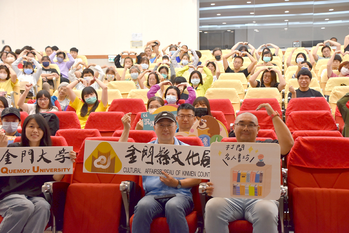 最火紅的作家大師兄林品睿昨(3)日在金門大學演講,受到金門縣文化局副局長陳榮昌及報名參加的讀者大眾歡迎。(李增汪攝)