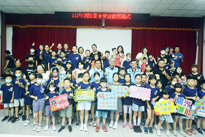 金門縣消防局暑期夏令營開幕儀式，局長呂英華與孩子們開心合影。（消防局提供）