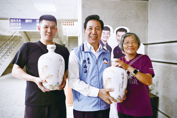 金牌戰開打前抽出2罈五公升好事連連，象徵寓意祝福好事連連、好事成雙。（李增汪攝）