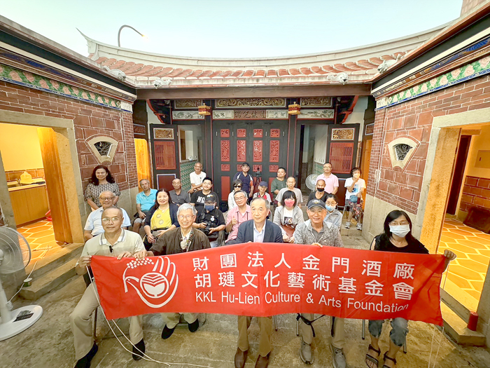 「財團法人金門酒廠胡璉文化藝術基金會」為緬懷胡璉將軍創設金門酒廠及其對金門地區的貢獻，舉辦一系列文化藝術講座，8月2日邀請退休校長許維民以「與爾同銷萬古愁」為題，從八個面向講述金門高粱酒的文化魅力。（財團法人金門酒廠胡璉文化藝術基金會提供）