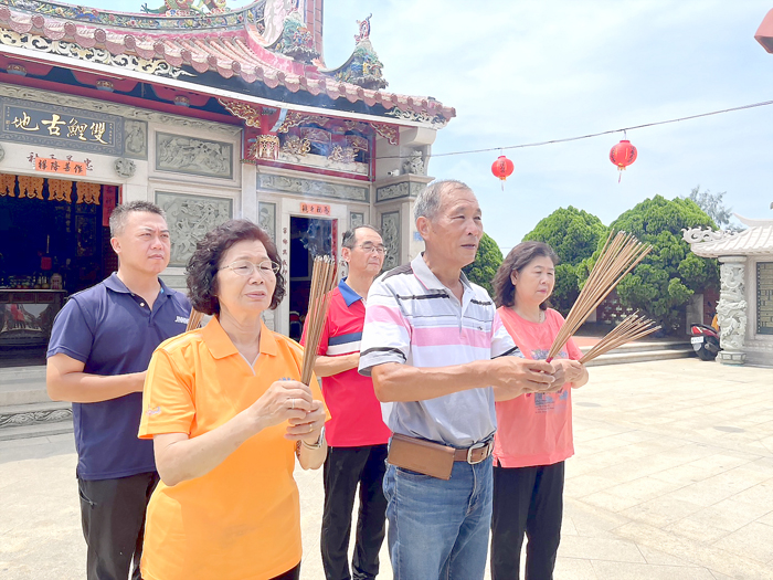 「麟洋配」成功創下奧運二連霸紀錄，李洋老家親友們特別前往宮廟還願，感謝關聖帝君的加持保祐。（高凡淳攝）
