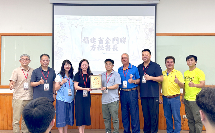 兩岸青年學子參訪金門大學,進行雙方交流。圖為金大主秘洪瑛鈞贈送紀念品,表達歡迎。(金大提供)