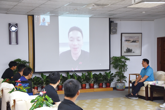 透過視訊連線,陳福海向李洋表達賀意。(薛子軒、李增汪攝)