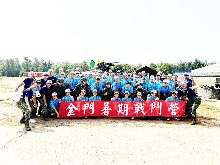 國防部舉辦金門戰鬥營,金防部安排學員搭乘CM-21裝甲人員運輸車,實地感受馳騁沙場的戰地氛圍。
(民眾提供)