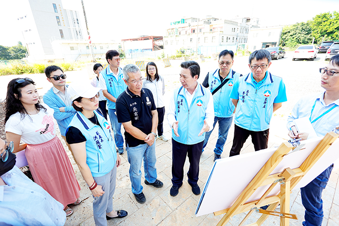 縣長陳福海前往現勘「金沙國小地下停車場暨金東全民運動館興建工程」，以及金沙國小校園整體規劃三期內容，期許能夠優化整體規劃。（陳麗妤、薛子軒攝）