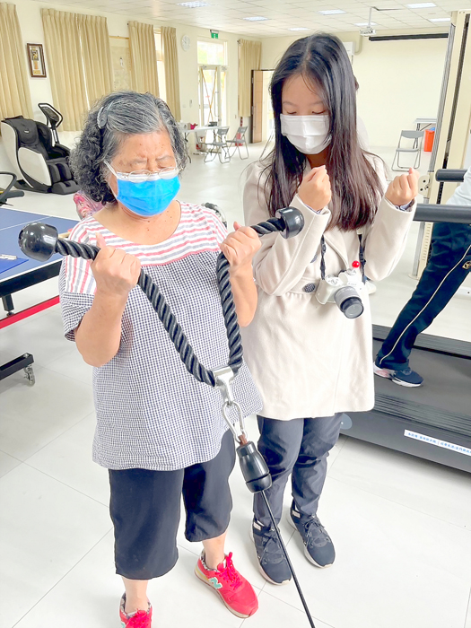 銀河學院前進烈嶼鄉西方社區進行一系列的高齡者運動訓練課程。(銀河學院提供)