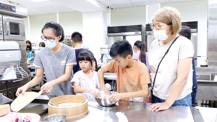 年糕製作親子活動,與會家庭享受手作美食的樂趣。(許峻魁攝)