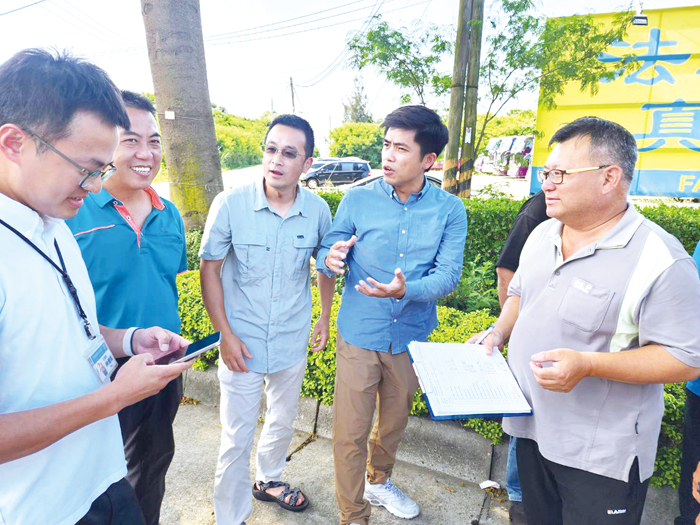 民意代表會勘家樂福前公車站牌,盼能增設候車亭。(許峻魁攝)
