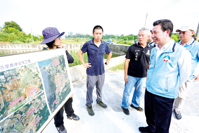 金沙鎮公所提出「113年金沙鎮各里農塘浚深工程」計畫,縣長陳福海前往現勘。(薛子軒攝)
