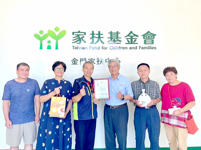 旅台鄉親林根勝捐15萬元,幫助金門家扶中心助學。
(金門家扶中心提供)