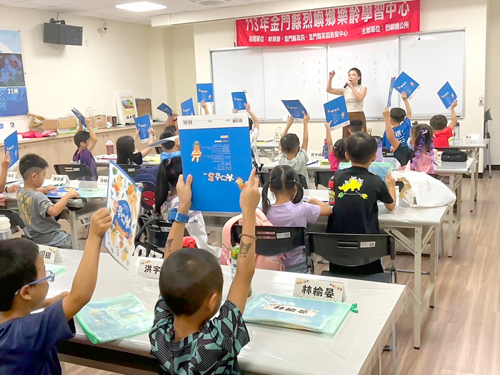 小朋友開心學習基礎注音符號。(烈嶼鄉公所提供)