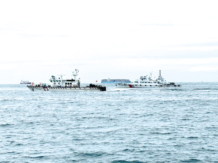 陸漁船遭撞金門外海沉沒，巡防艇馳援。（海巡提供）